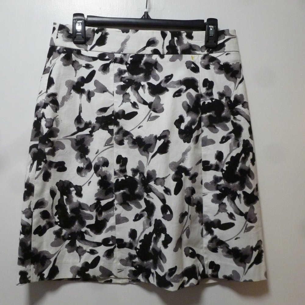NEW  Cute H&M Textured A-Line Mini Skirt. Sz 6